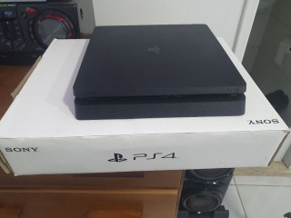 Sony PlayStation 4 Slim 500GB Standard cor preto-azeviche Novo na Caixa